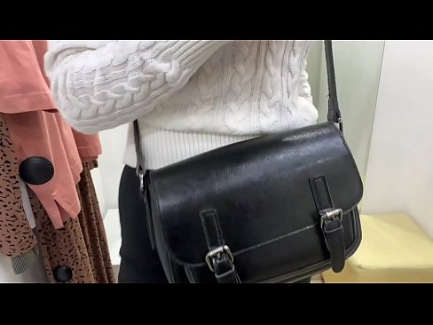 ❤️ Фитинг бөлмөсүндө жаш канчык FeralBerryди дилдо менен коомдук мастурбациялоо Порно видео боюнча бизде