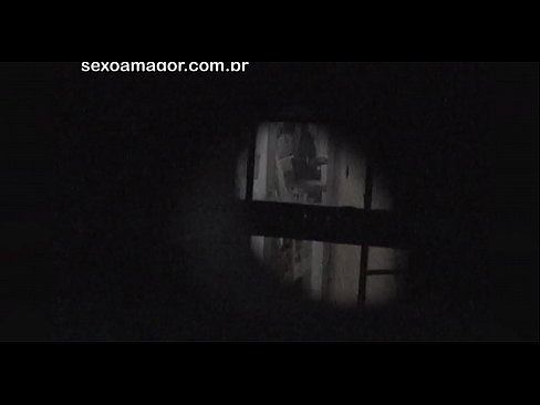 ❤️ Блондини ичкери кирпичтин артына катылган кошуналык войер жашыруун түрдө видеого тартып алат Порно видео боюнча бизде