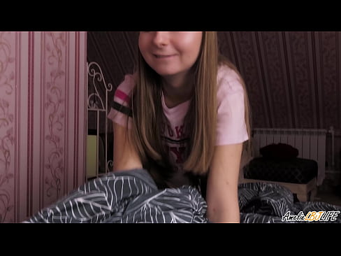 ❤️ Blondie анын BFF анын терең соруп жана анын оозуна сперма алат Порно видео боюнча бизде