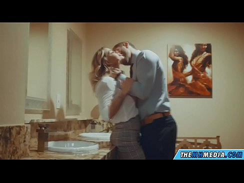 ❤️ Блондинка сени коомдук дааратканада азгырып жатканда Порно видео боюнча бизде